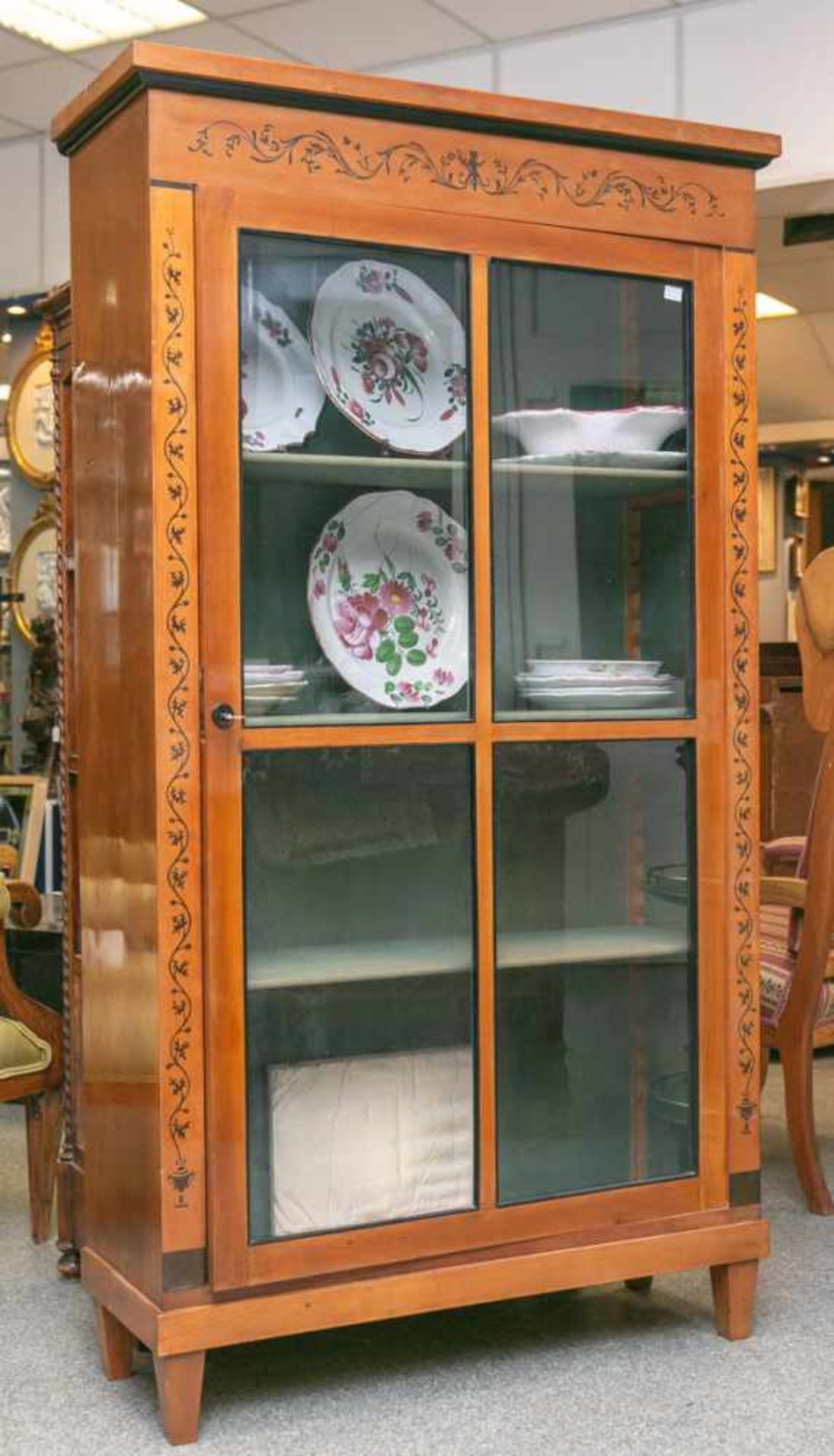 Bücherschrank (Biedermeier, 2. Zeit), aus Kirschholz, in der Front 1-türig mit vierGlasfeldern die