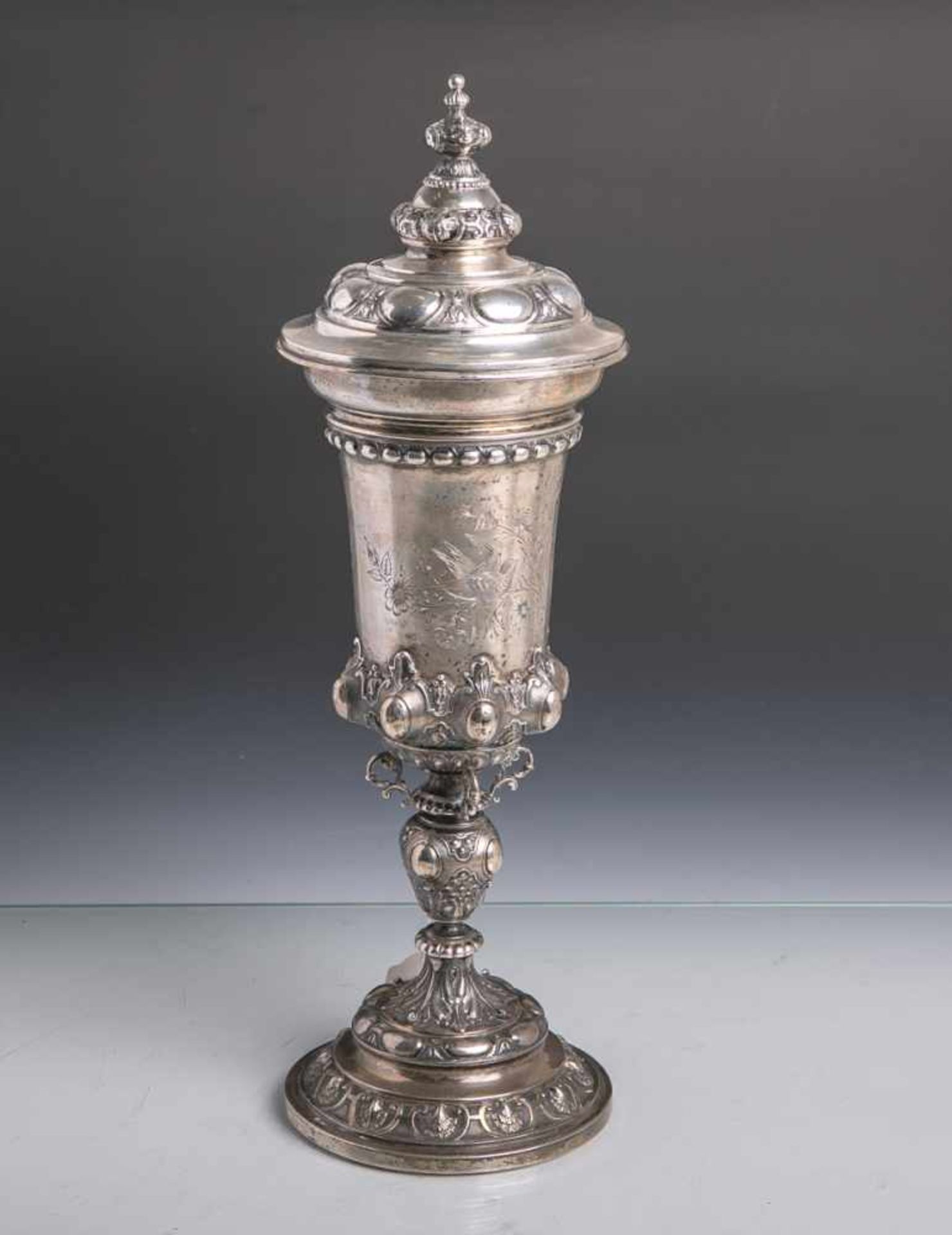 Gr. Historismus Deckelpokal, 800 Silber (Halbmond u. Krone, 19. Jahrhundert), vorderseitigWidmung