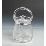 Glasbonboniere m. Henkel (wohl um 1900/1920), geschliffen, H. ca. 24 cm.- - -21.00 % buyer's premium