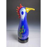 Glasfigurine "Hahn" (wohl 20. Jahrhundert), polychrom überfangen, auf rundem, schwarzemSockel