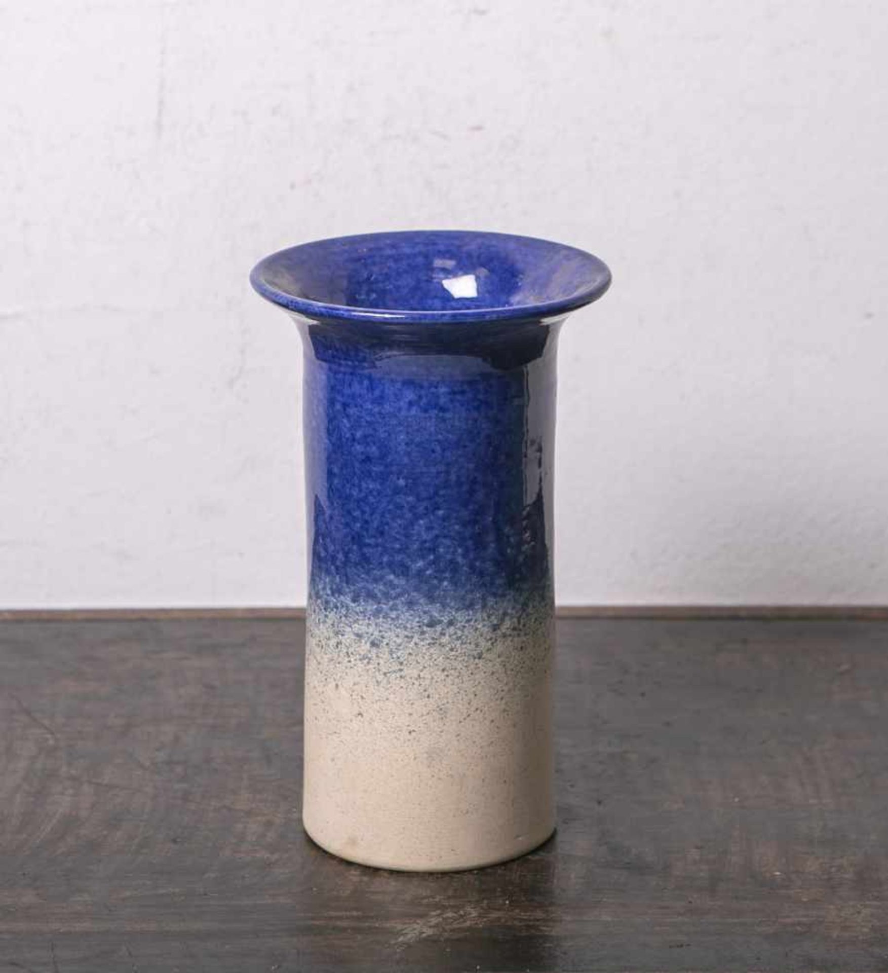Vase (Altstätten, Allgäuer Keramik), zylindrische Form m. ausgestelltem Rand, obere Hälfteblau