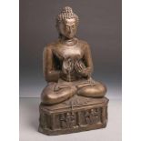 Buddha sitzend aus Bronze gearbeitet (wohl Thailand 19./20. Jahrhundert), H. ca. 39 cm.Altersbed.