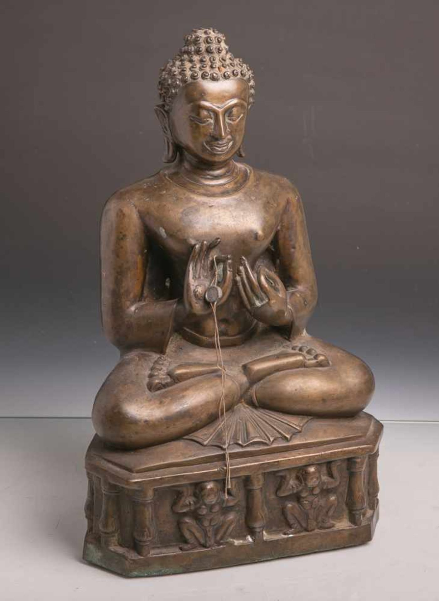 Buddha sitzend aus Bronze gearbeitet (wohl Thailand 19./20. Jahrhundert), H. ca. 39 cm.Altersbed.