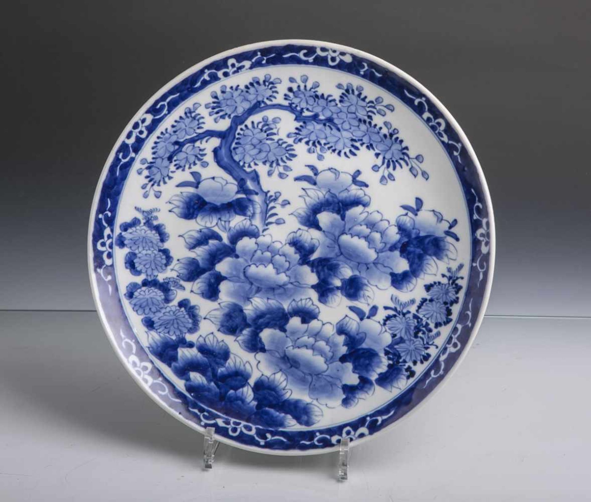 Antiker japanischer Porzellanteller (wohl 19./20. Jahrhundert), blau-weiß bemalt, Dm ca.31 cm.