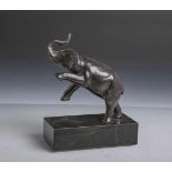 Aufsteigender Elefant (Alter u. Herkunft unbekannt), wohl aus Bronze (Hohlgussverfahren),auf