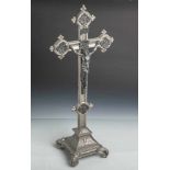 Kruzifix (20. Jahrhundert), Gußeisen, auf einem Sockel stehender Kreuz m. Christus imDreinageltypus,