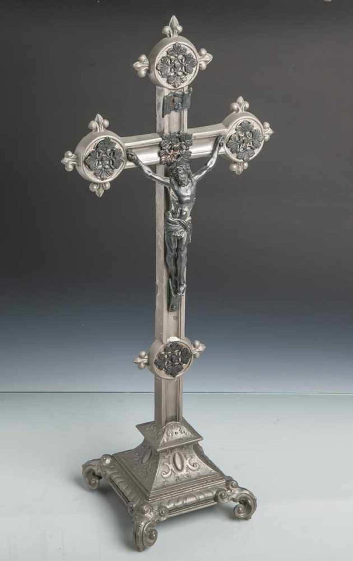 Kruzifix (20. Jahrhundert), Gußeisen, auf einem Sockel stehender Kreuz m. Christus imDreinageltypus,