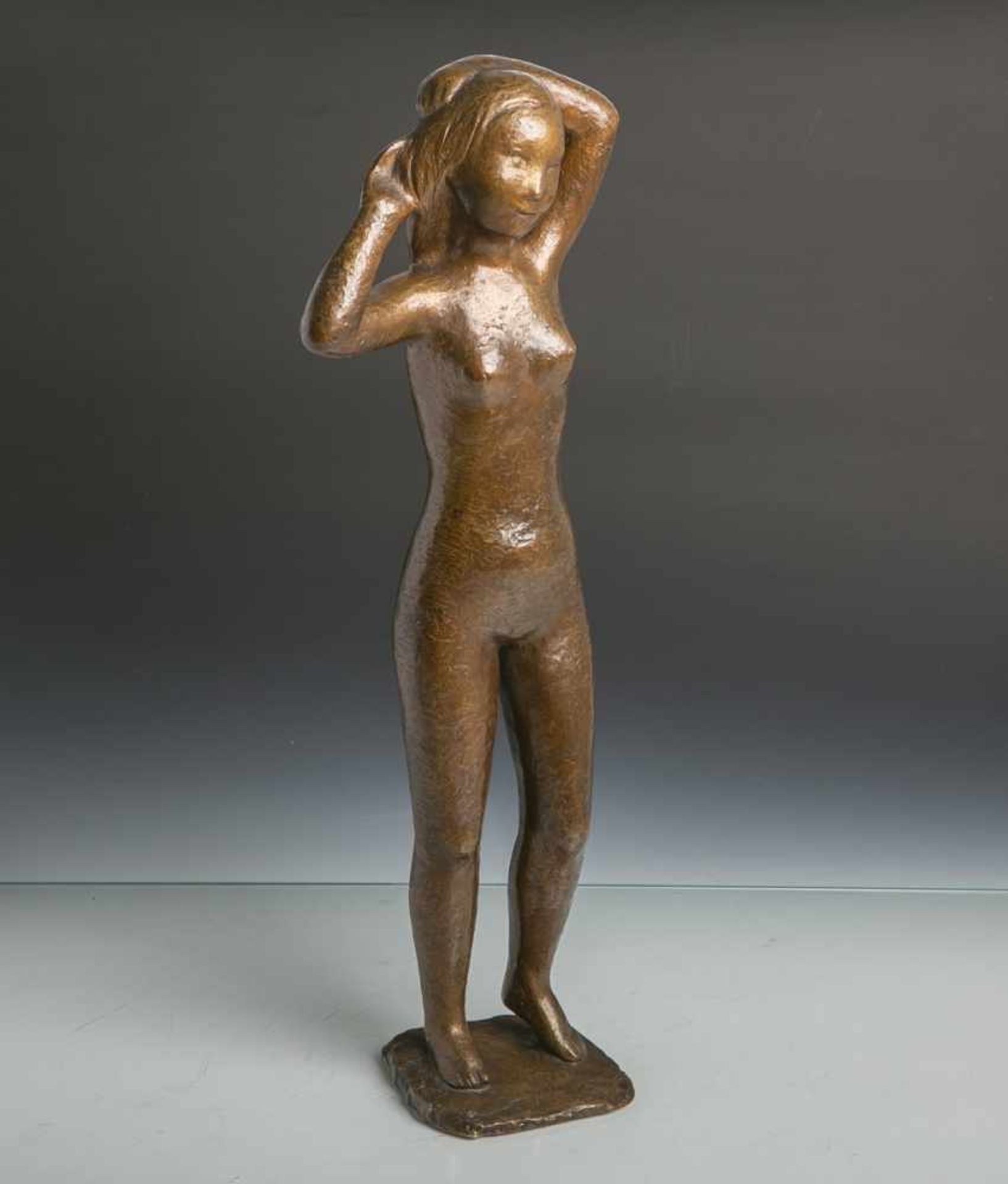 Bronzefigur, stehender weibl. Akt (wohl 1950/60er Jahre), Darstellung einer stehendenFrau, die