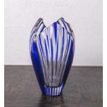 Kristallvase in Fächerform (wohl 20. Jahrhundert), farbloses Glas m. blau überfangenenDekorteilen,