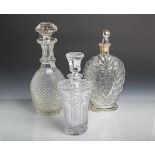 Konvolut von 3 verschiedenen Glaskaraffen aus klarem Glas, H. ca. 24, 30 und 27,5 cm.Altersbed.
