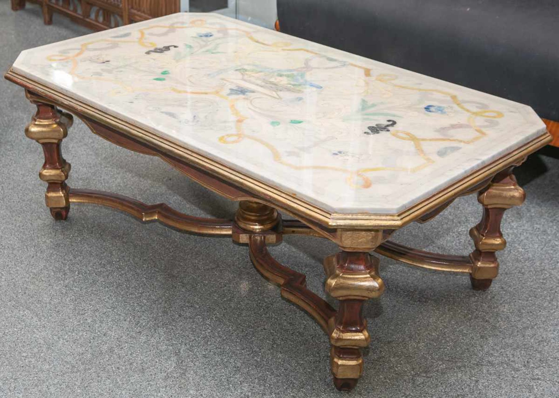 Sofatisch (wohl 1970er Jahre), Stilmöbel, Unterbau aus vergoldetem Holz, Tischplatte ausStein (