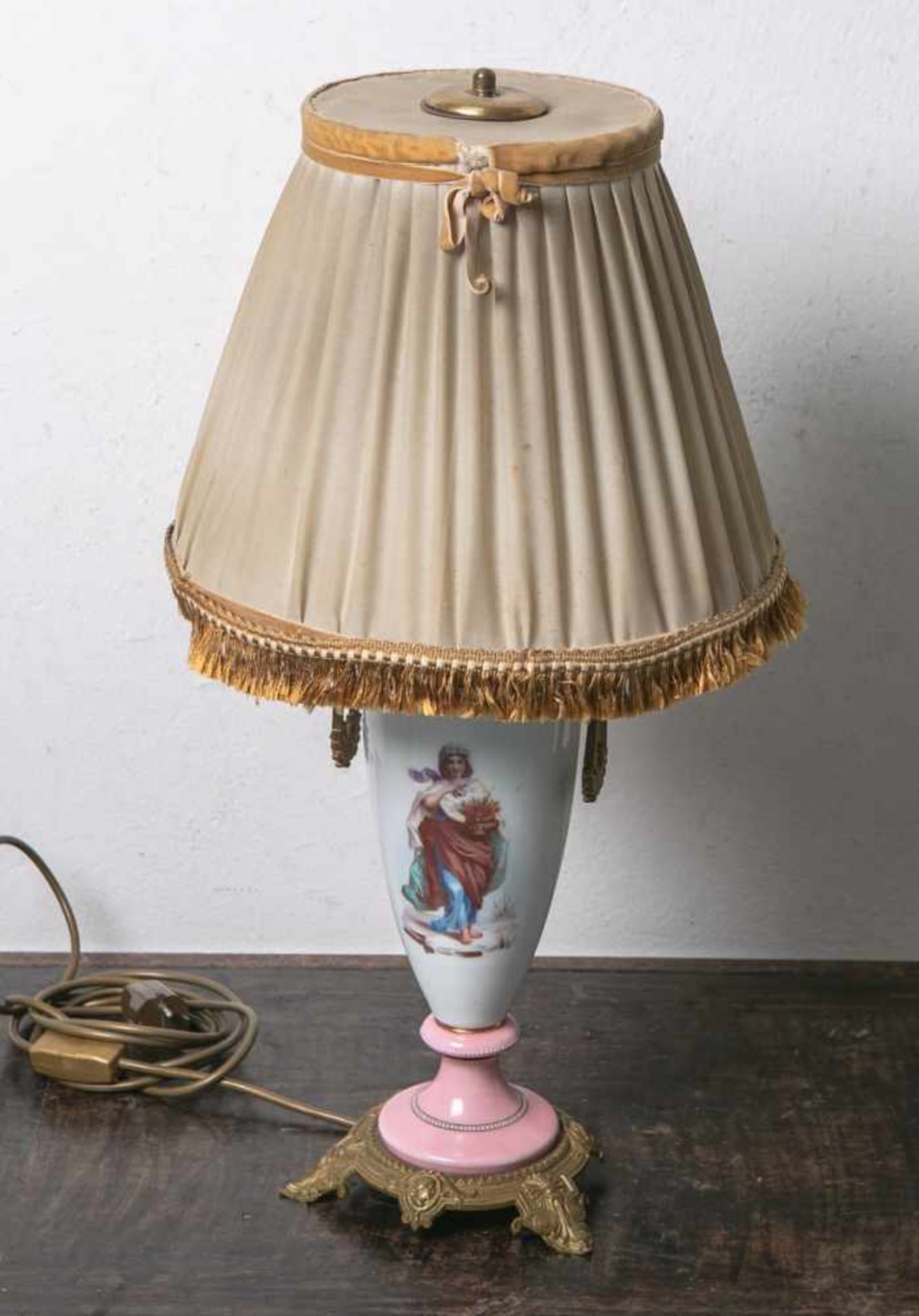 Porzellanvase (wohl 19. Jahrhundert), Umbau als Tischlampe (wohl 1920/30er Jahre,elektr.), polychrom