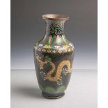 Vase (wohl um 1900, China), Cloisonné-Technik, 2 Himmelsdrachen im Wolkenmeer, Vasenhalsm.