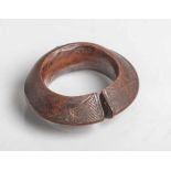 Manilla (Afrika, Kolonialzeit), Ring aus Kupfer m. Verzierung an der Schnittstelle,Geldform, ca. 8,5