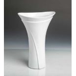 2 Vasen (Hutschenreuther, neuzeitlich, Deutschland), Weißporzellan, H. ca. 20 u. 28 cm.