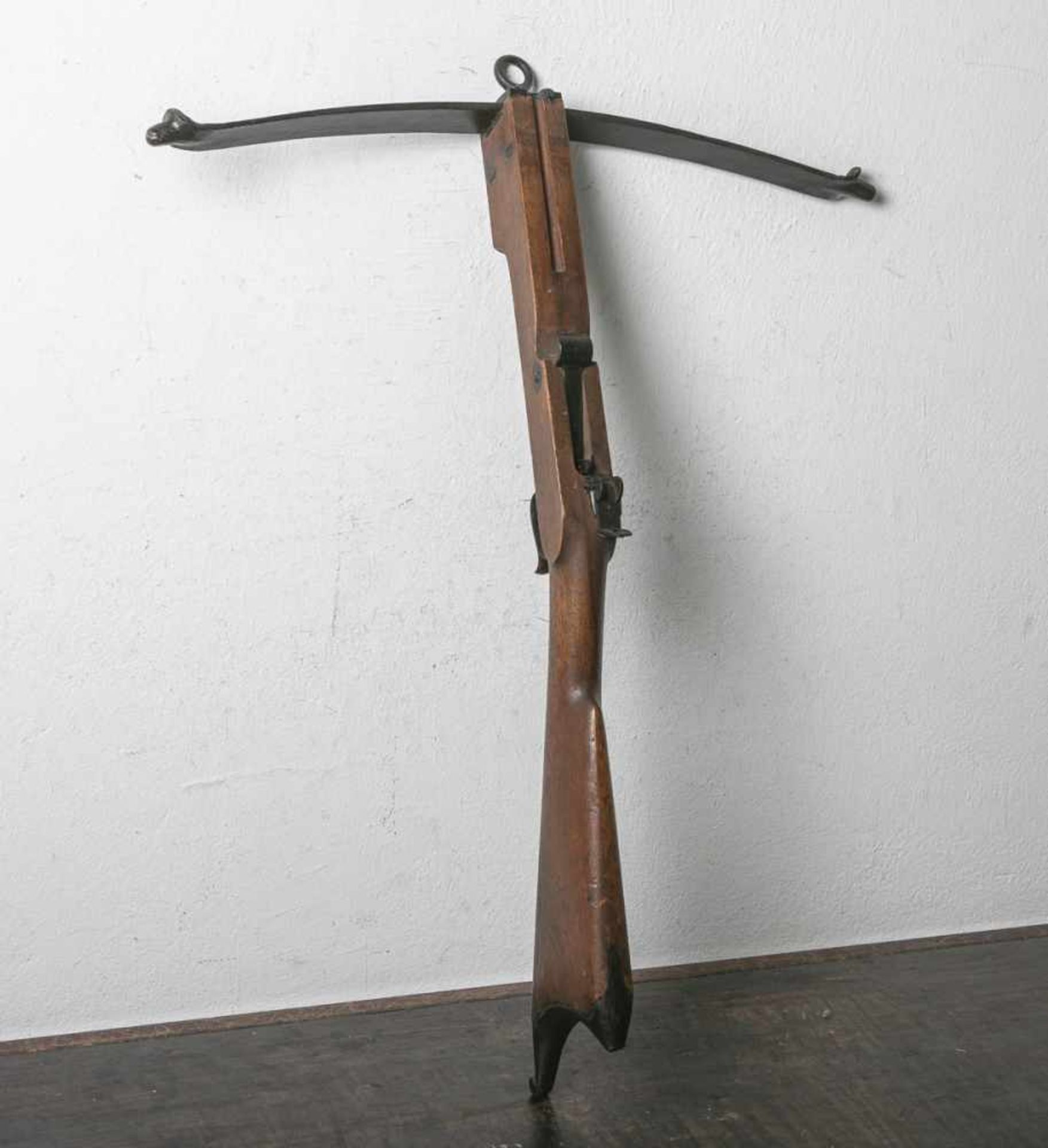 Jagdarmbrust mit Zieleinrichtung (um 1900), verstellbare Kimme und Korn, ohne Sehne,