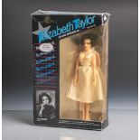 Promi-Puppe, "Elizabeth Taylor" / Film-Outfit "Butterfield 8" (Tristar /Metro-Goldwin-Mayer 1960),