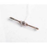 Brosche aus 585 GG (wohl um 1900), mit 4 kleinen Diamanten, L. ca. 5,5 cm, Gewicht ca.2,70 g.- - -