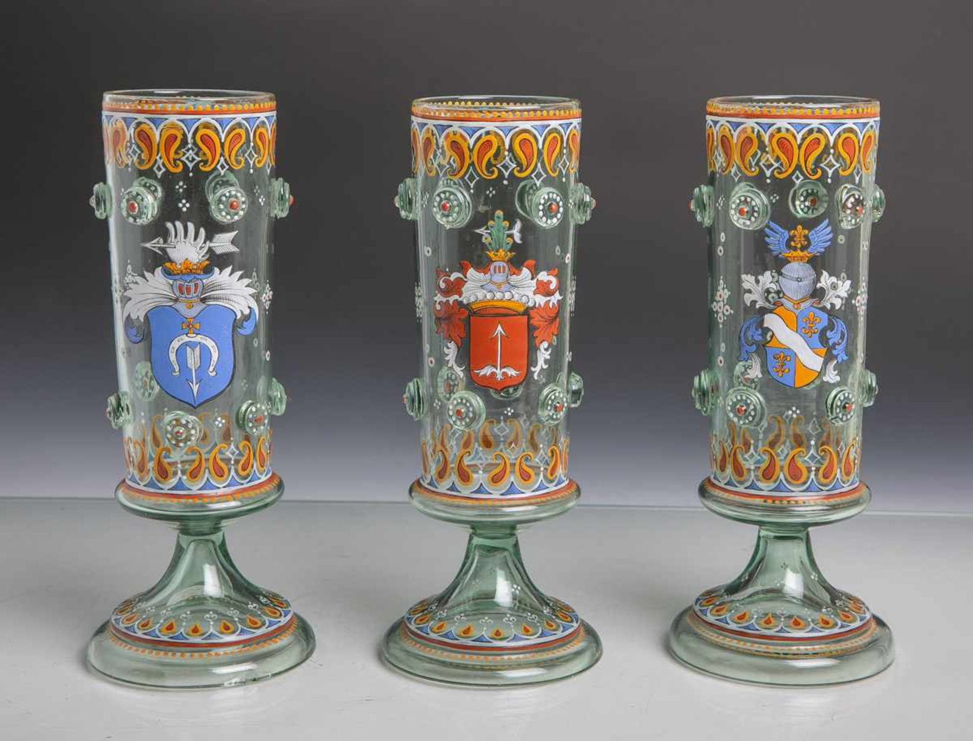 Konvolut von 3 Pokalgläsern, sog. Wappengläser (20. Jahrhundert), grünliches Glas m.