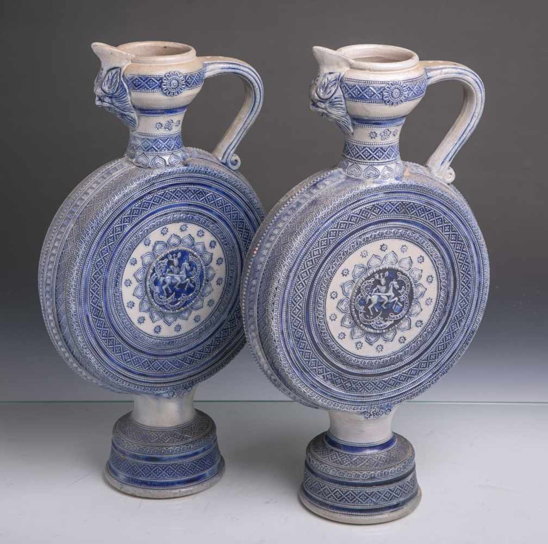 Paar Flachkannen aus grauem Steinzeug mit blauer Bemalung, Historismus um 1880/1900, Höheca.