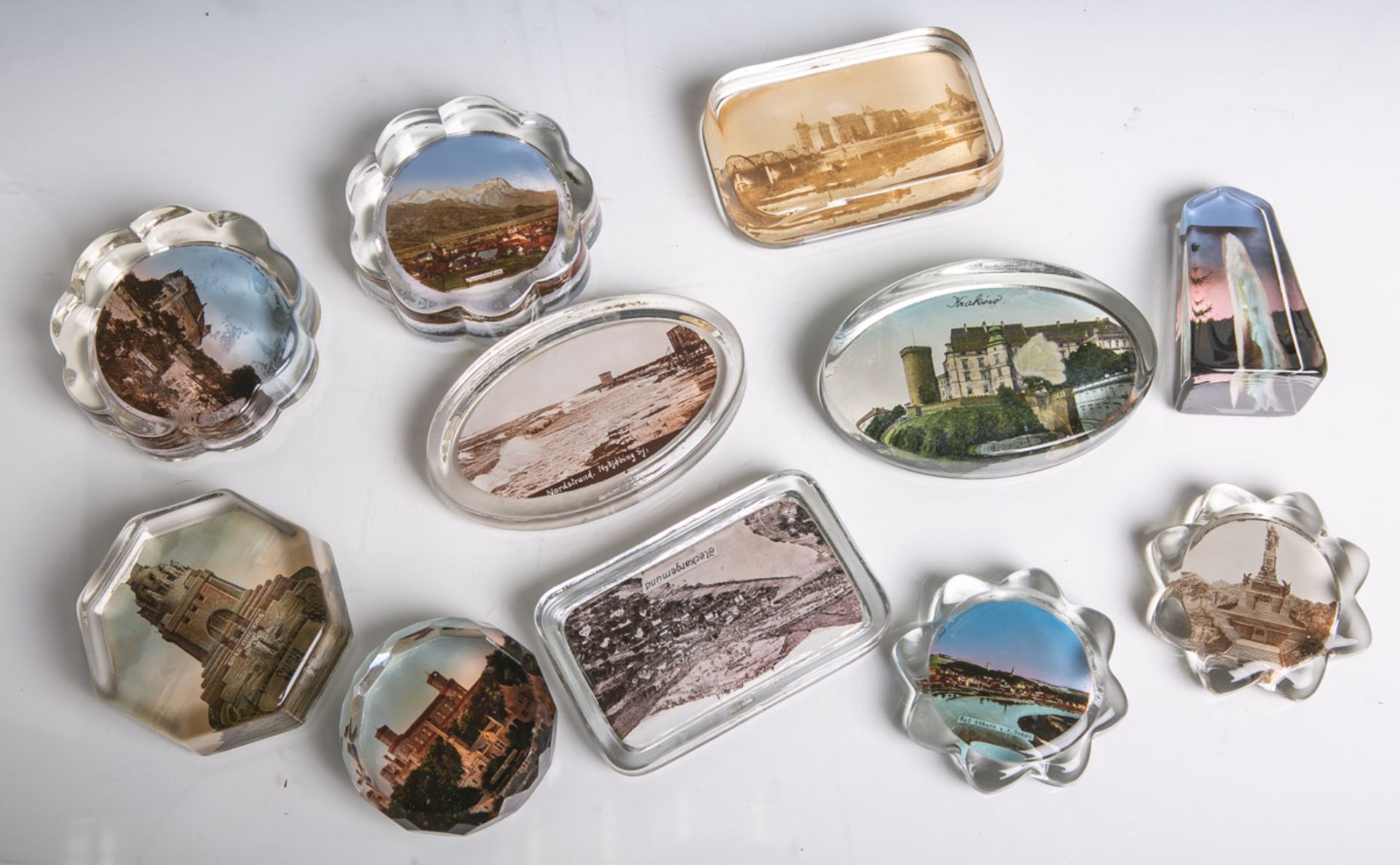 Konvolut von 11 Briefbeschwerern / Paperweights aus Glas, m. Stadtansichten, u.a.Nürnberg,