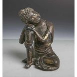 Bronze (Asien, wohl China, Alter unbekannt, wohl Ende des 19. Jahrhunderts), der ruhendejunge