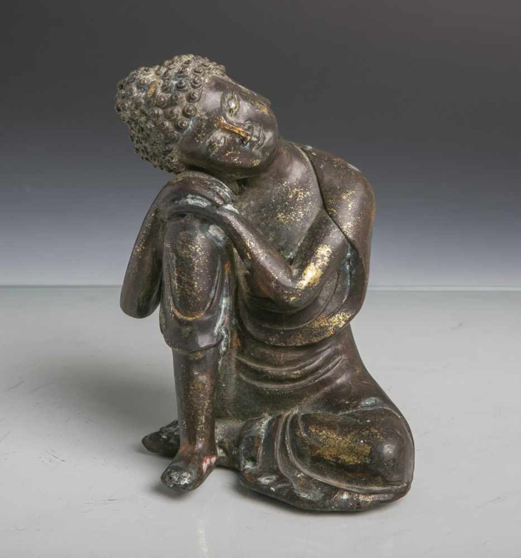 Bronze (Asien, wohl China, Alter unbekannt, wohl Ende des 19. Jahrhunderts), der ruhendejunge