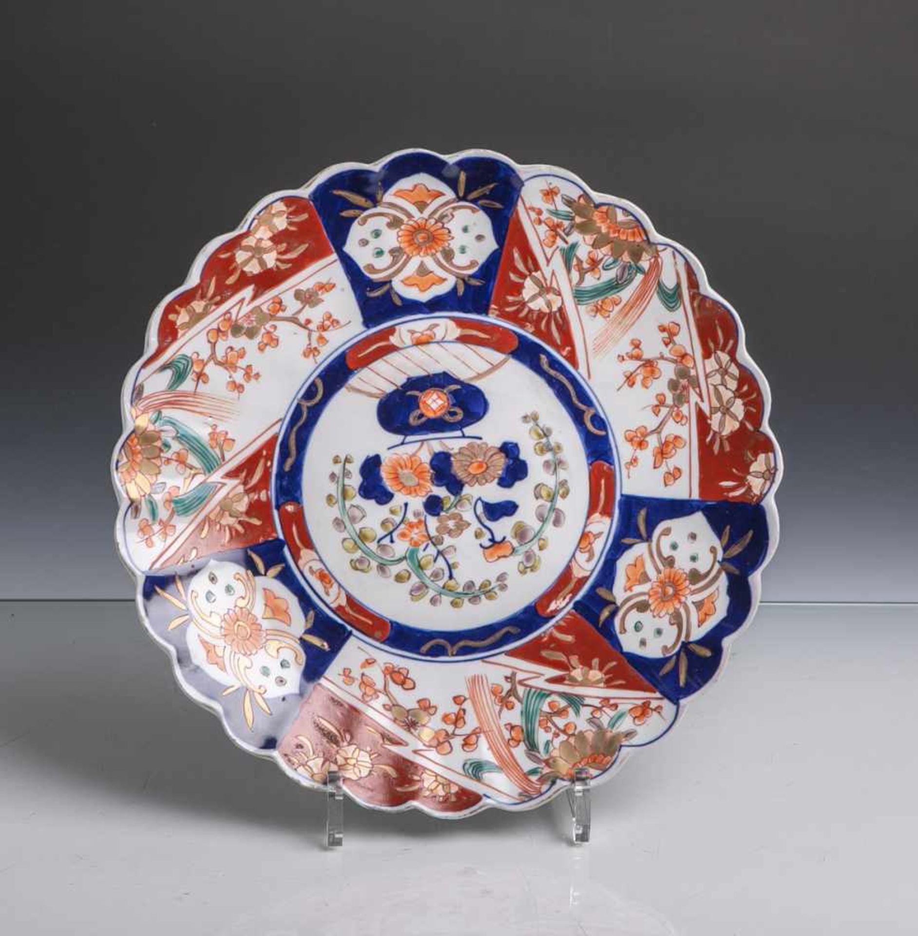 Großer antiker japanischer Porzellanteller (wohl 19./20. Jahrhundert, wohl Meiji),polychrom bemalt
