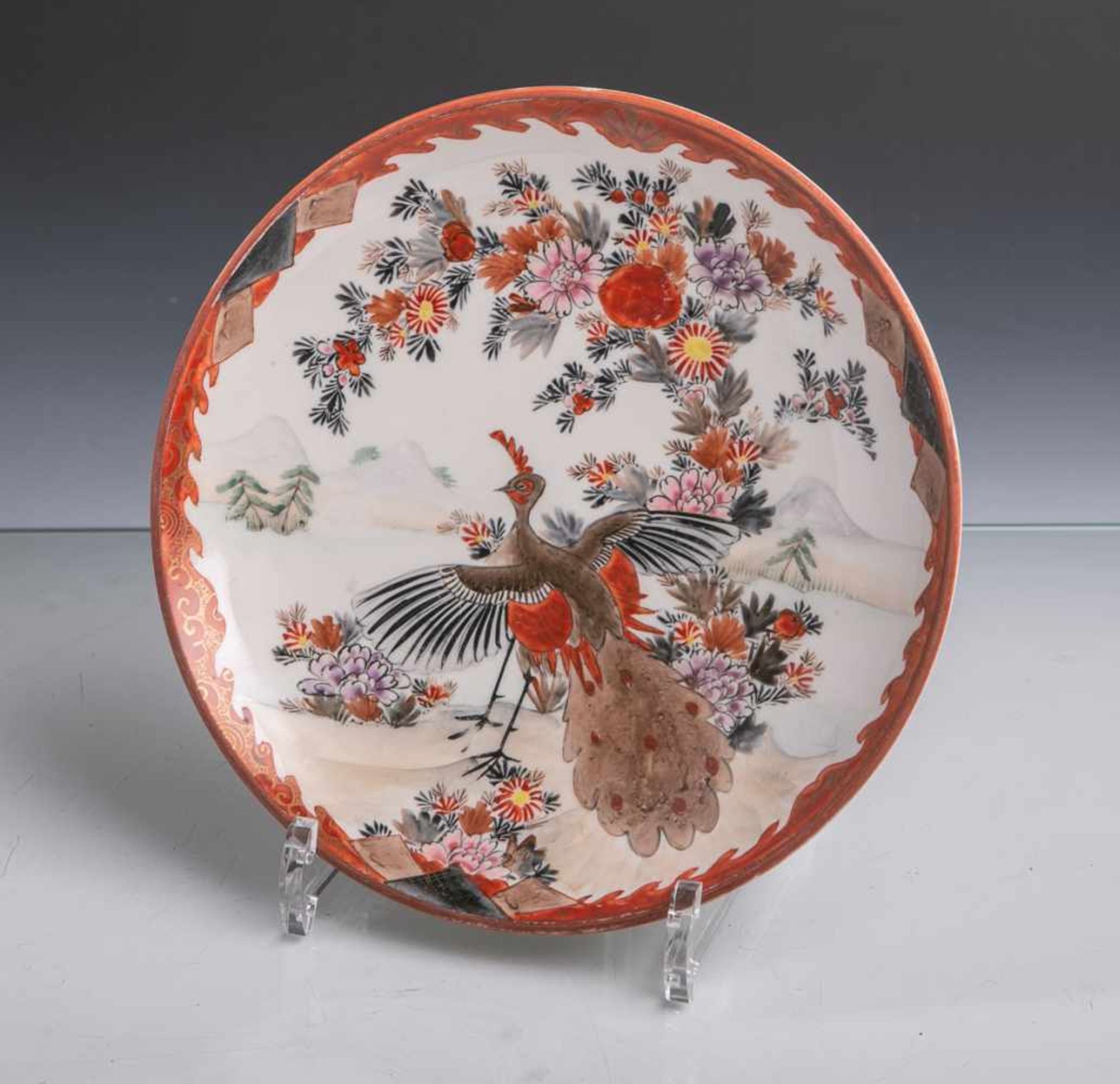 Japanischer Porzellanteller (wohl 18./19. Jahrhundert, Meiji, Kutani-Marke), polychrombemalt mit