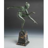 Derenno (20. Jahrhundert), tanzender weibl. Akt, wohl Zinnguss, grün patiniert, aufPlinthe sign.,