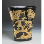 Schwarze Vase (Rosenthal, weiße Unterbodenmarke, 20. Jahrhundert), Darstellung einersitzenden