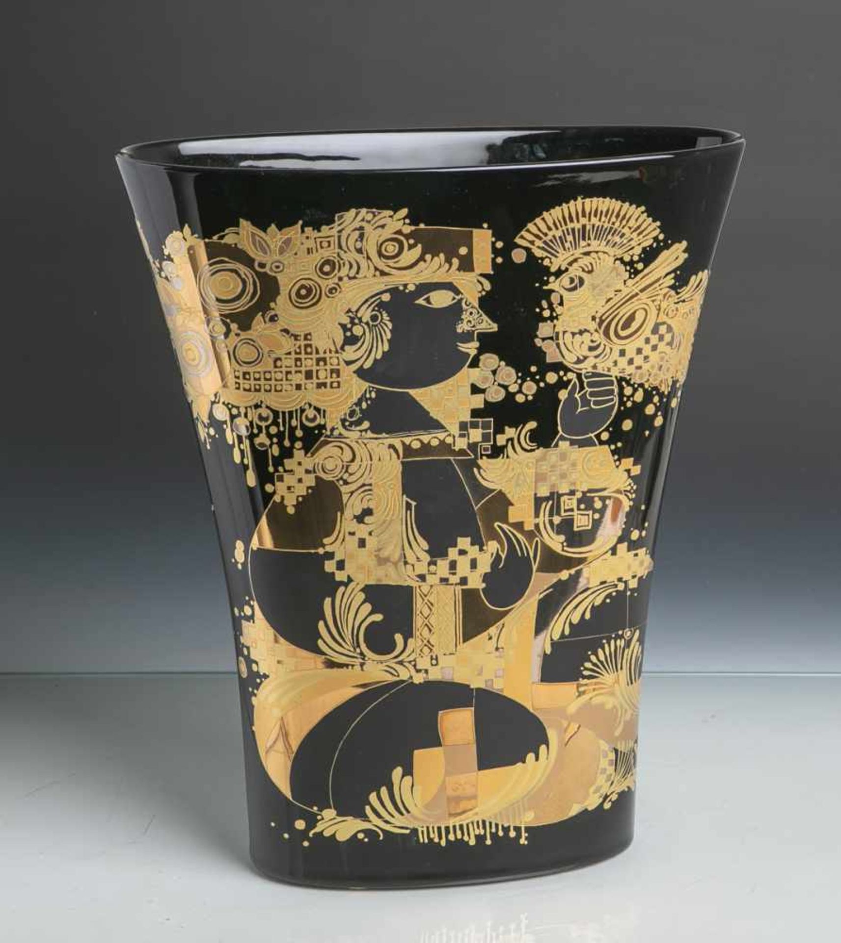 Schwarze Vase (Rosenthal, weiße Unterbodenmarke, 20. Jahrhundert), Darstellung einersitzenden