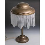 Tischlampe (Art-Déco), Messing, Hammerschlagdekor mit Perlstab-Zierleisten, derhalbkugelige Schirm