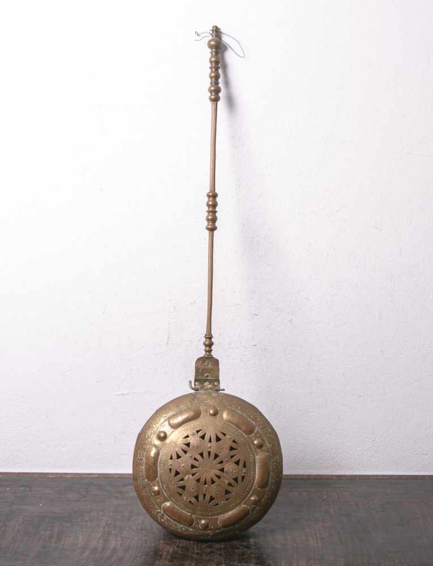 Bettpfanne bzw. Bettwärmer (18. Jahrhundert), Messing/Kupfer, runde Form m. durchbrochengearbeitetem