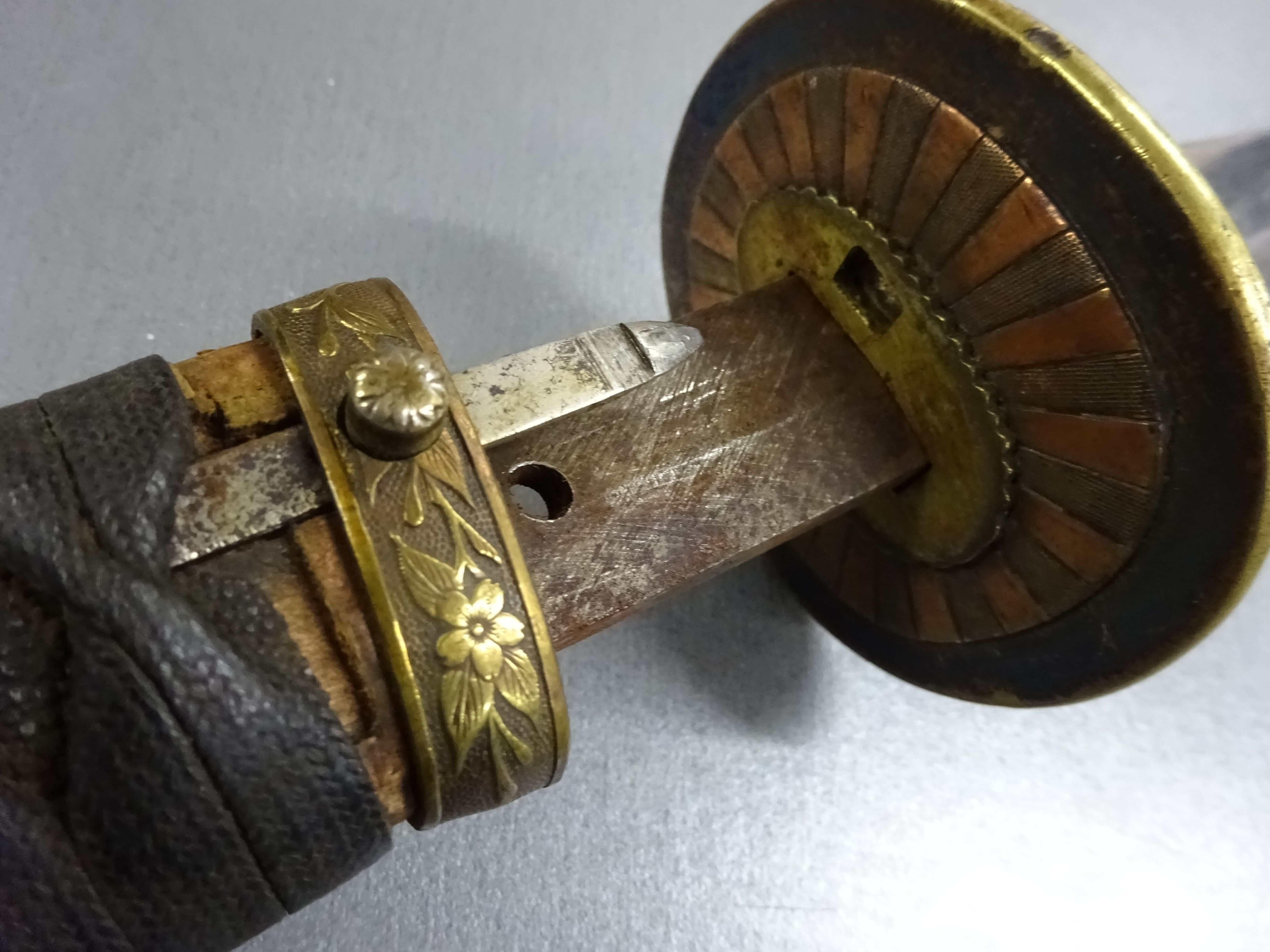 A Japanese 'Samuri' sword with bronze and copper inlaid tsuba, fish skin grip. - Image 7 of 11