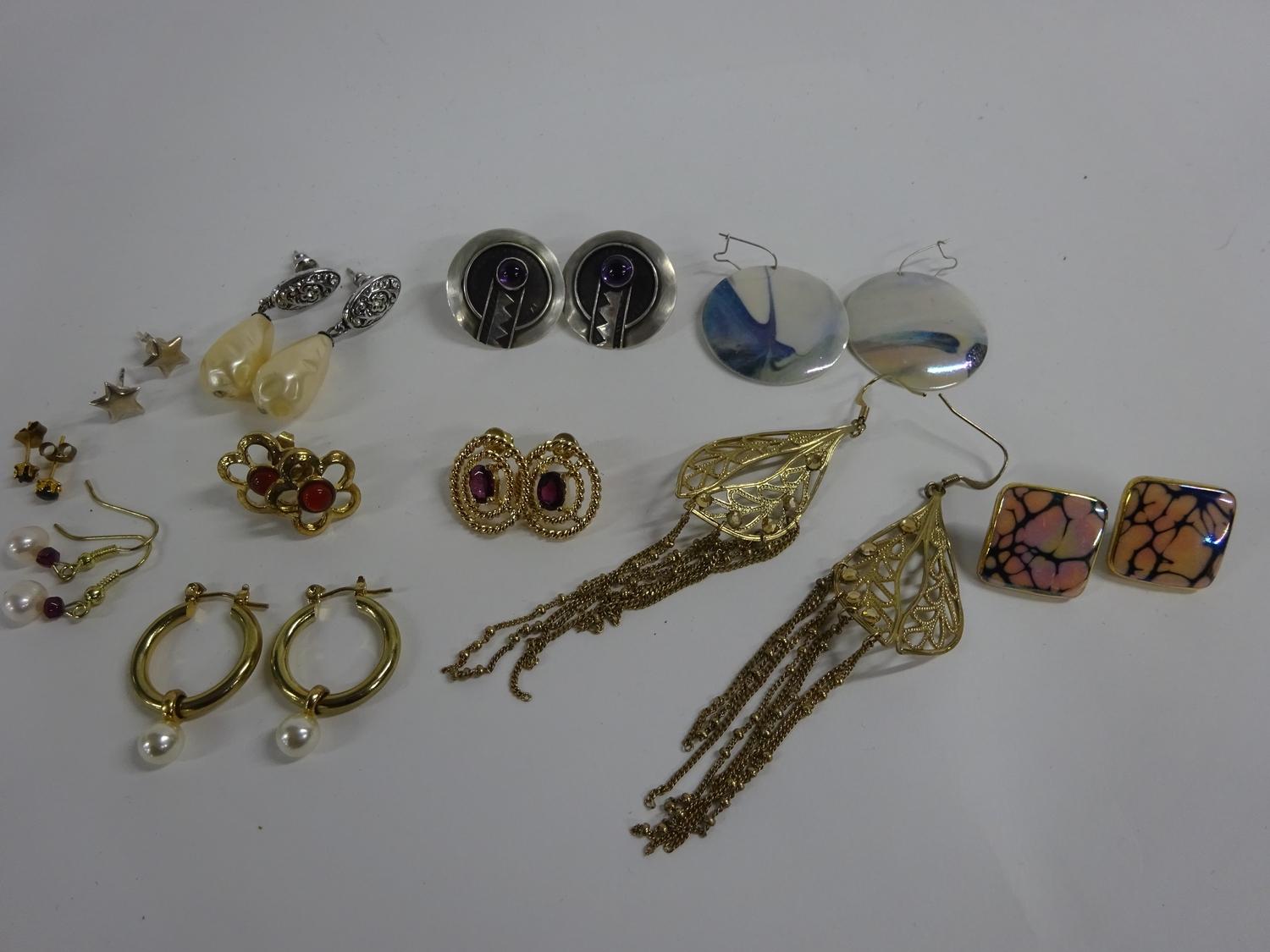 Quantity of mixed metal earrings