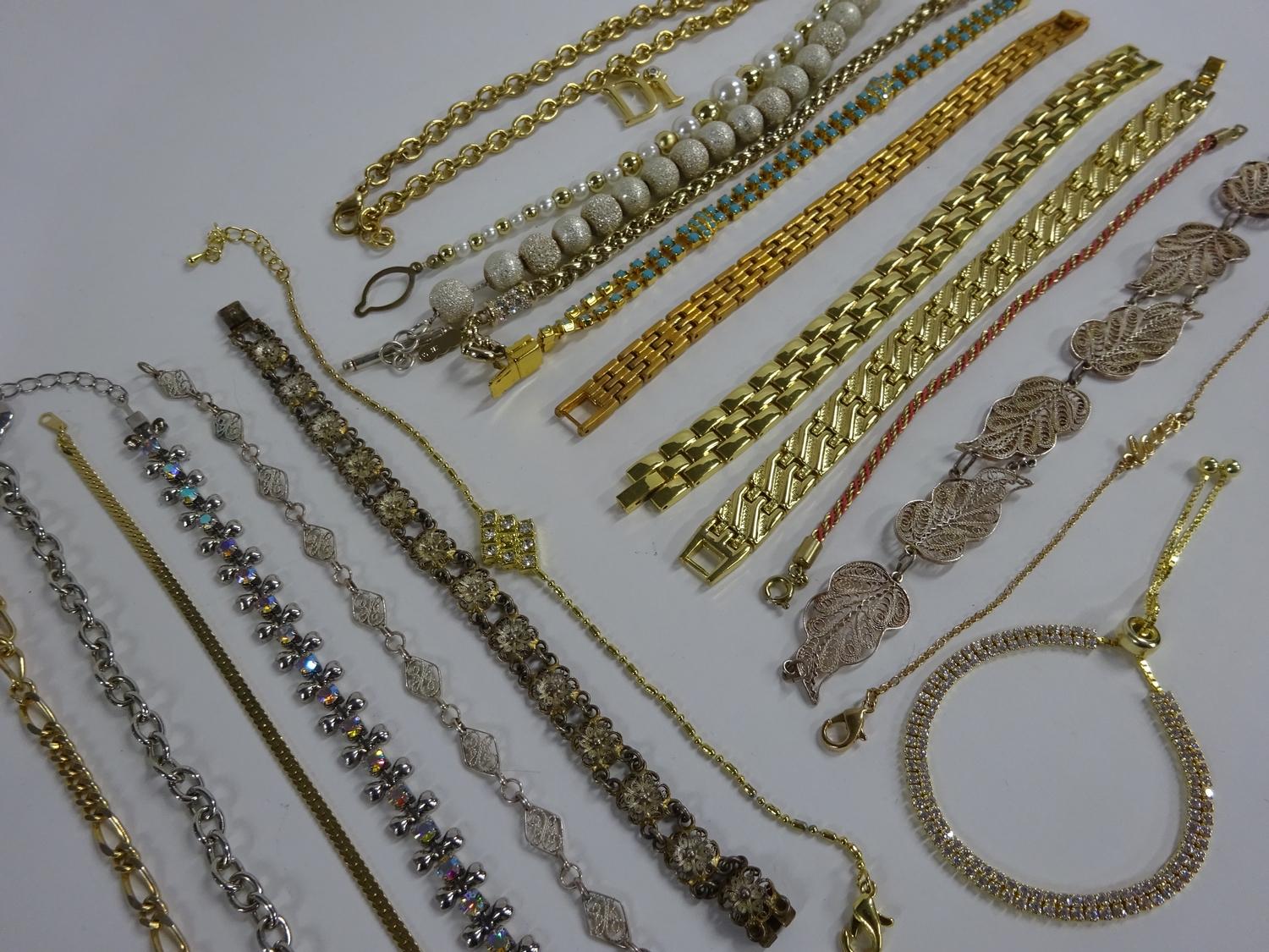 Quantity of dress jewellery (bracelets)
