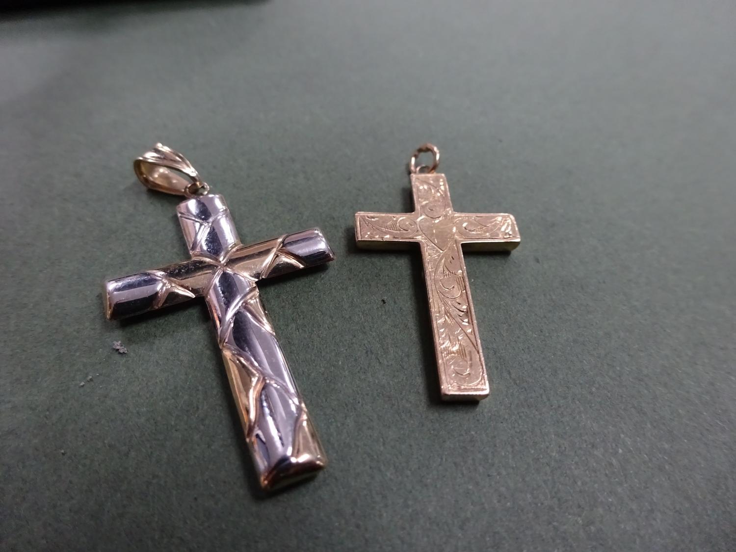 9ct gold crucifix on circle ink chain, white metal detail, and two further examples, weight 10g (4) - Image 3 of 3