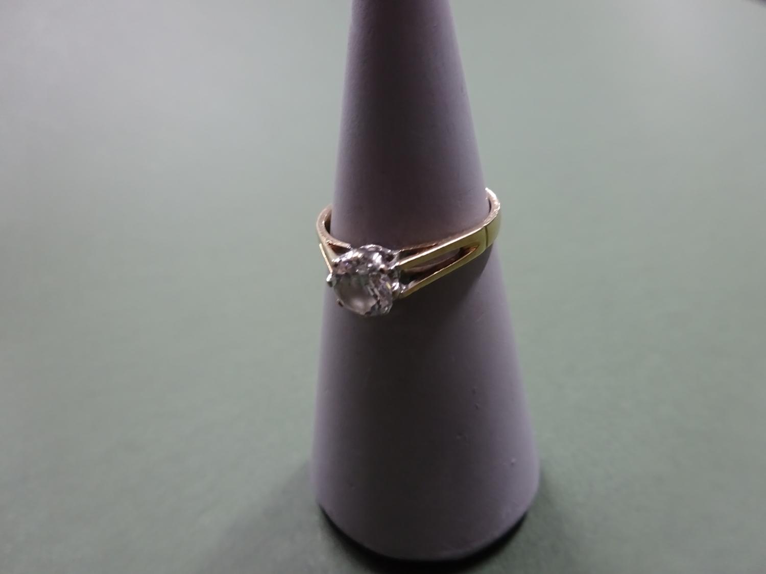 9ct gold ladies ring with central C.Z stone, total weight 1.9g