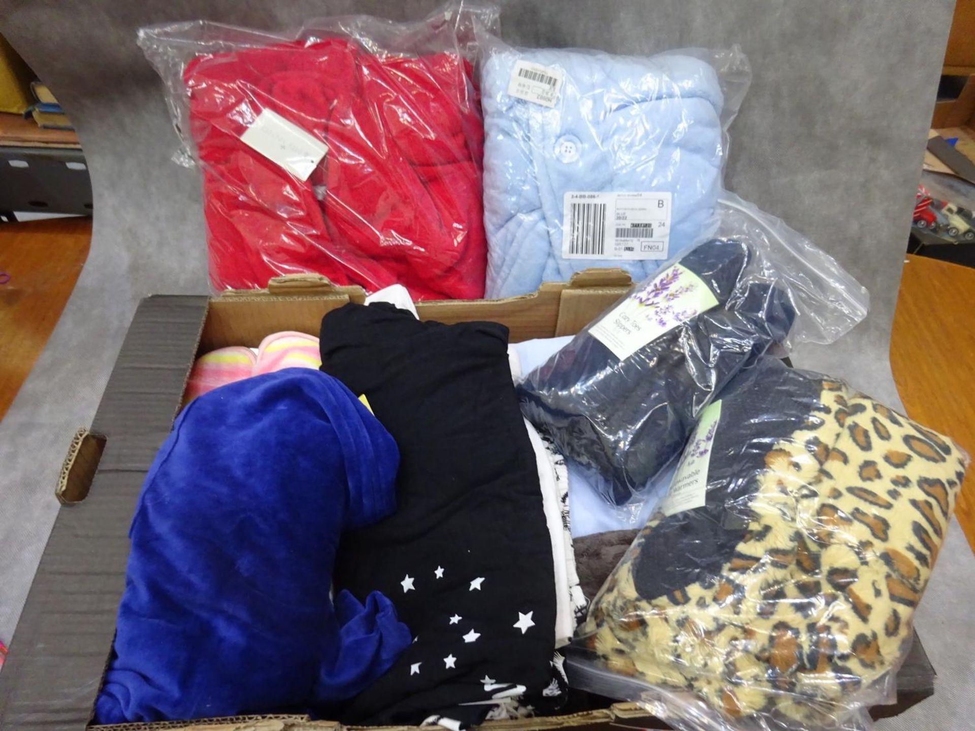 Quantity of large nightwear, slippers & dressing gowns (83)