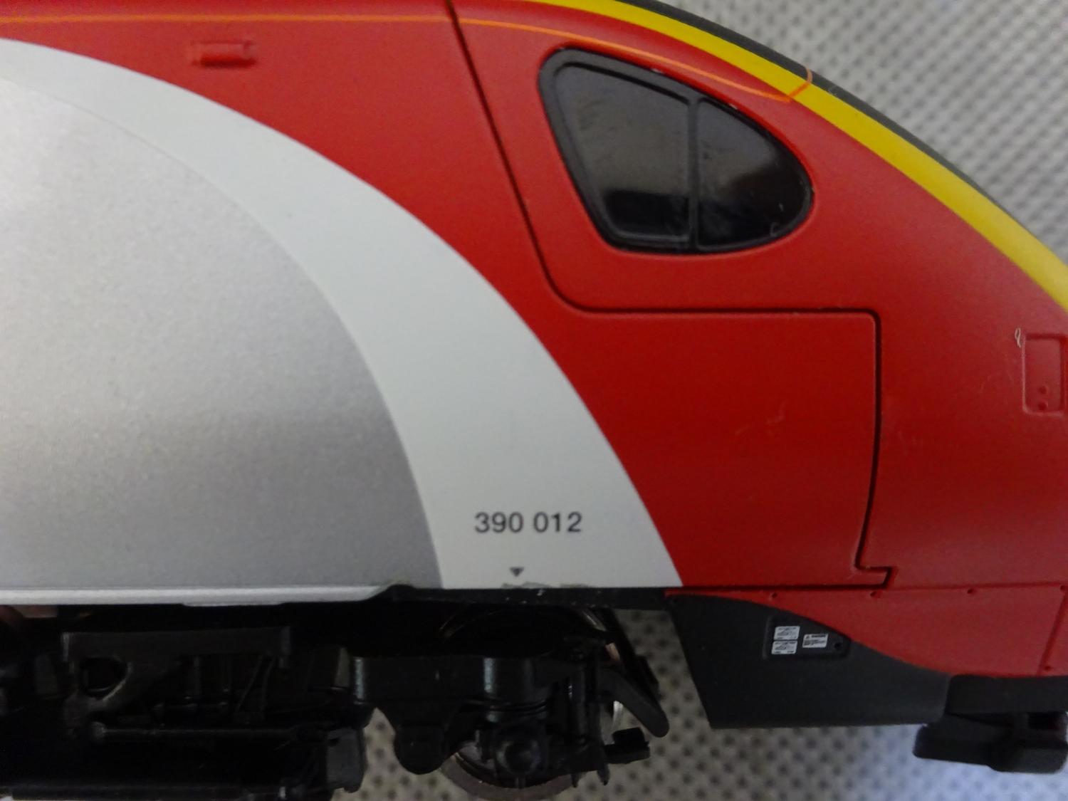 Hornby Virgin Trains Pendolino 390 DCC FITTED Unit of 4 & smaller Hornby train/carriage - Image 2 of 2