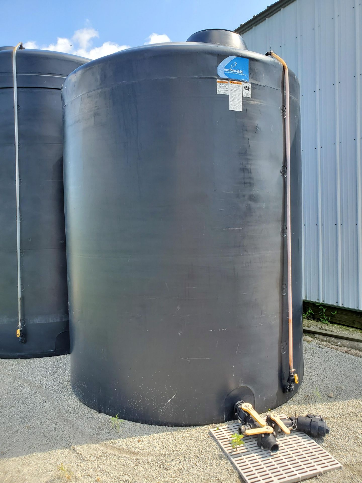 3,000 Gallon Vertical Black Poly Tank