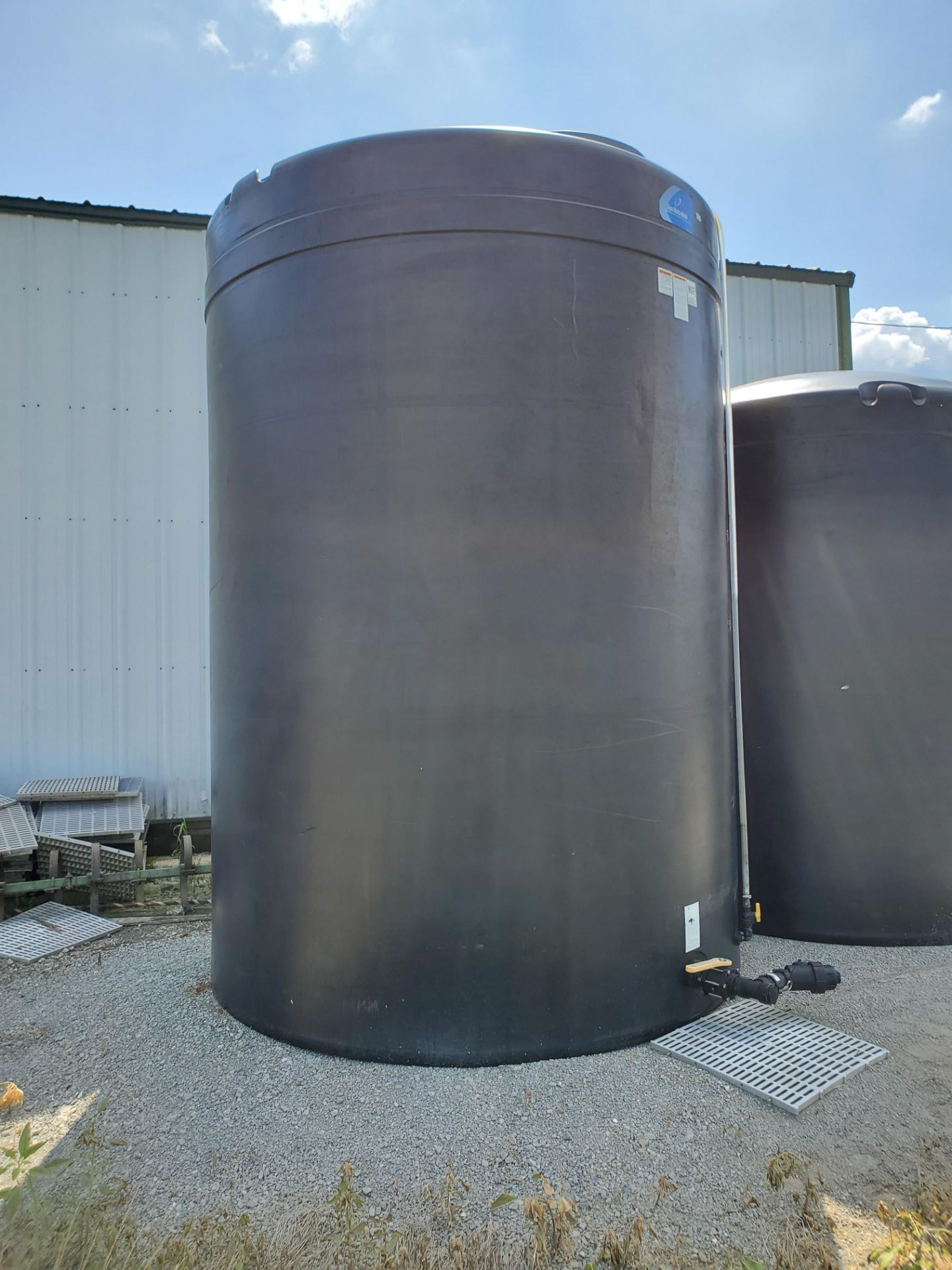 4,000 Gallon Vertical Black Poly Tank