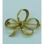 A 9ct yellow gold bow brooch. (4g)