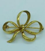 A 9ct yellow gold bow brooch. (4g)