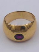 An 18ct yellow gold ring with semi precious stone inset.(4.8g)