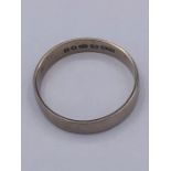 An 18ct white gold wedding ring, dated 1965 (2.4g)