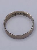 An 18ct white gold wedding ring, dated 1965 (2.4g)