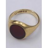 A 9ct yellow gold Gentleman's signet ring set to the top with an oval Carnelian.(3.7g)