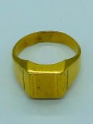 A yellow gold signet ring (10.3g)